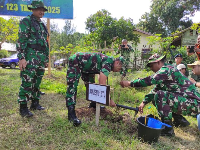 
					Foto: Dandim 0112/Sabang bersama Danrem 012/TU menanam pohon pada TMMD di Gampong Jaboi Sabang.