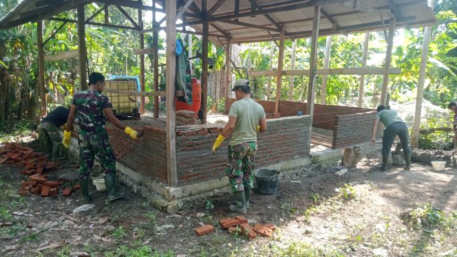 
					Foto: Prajurit TNI AD Kodim 0112/Sabang membangun rumah layak huni untuk masyarakat Gampong Jaboi, pada pelaksanaan TMMD.