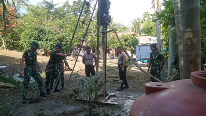 
					Foto: Personel Kodim 0112/Sabang bersama masyarakat terus mengerjakan pengeboran sumur bor.