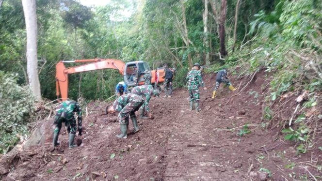 
					Foto: Personel TNI melakukan pembersihan badan jalan untuk pengerasan pada kegiatan TMMD ke-123 di Sabang.