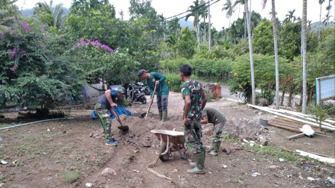 
					Foto: Personel TNI Manunggal Membangun Desa bangun tempat penampungan air bersih.