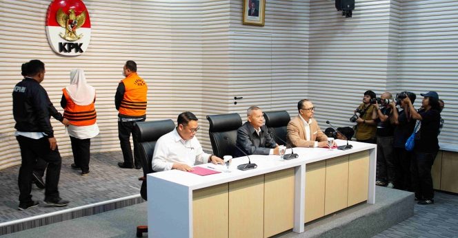 
					KPK Tahan Dua Tersangka Korupsi Pengaturan Proyek dan Gratifikasi di Pemerintah Kota Semarang
