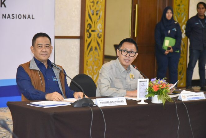 
					Ket photo: Wakil Ketua Komisi VI DPR RI, Eko Hendro Purnomo (kanan), saat memimpin pertemuan Kunjungan Kerja Spesifik Komisi VI DPR RI ke PT Krakatau Steel di Cilegon, Banten, Jumat (7/3/2025). Foto: Chasbi/vel.