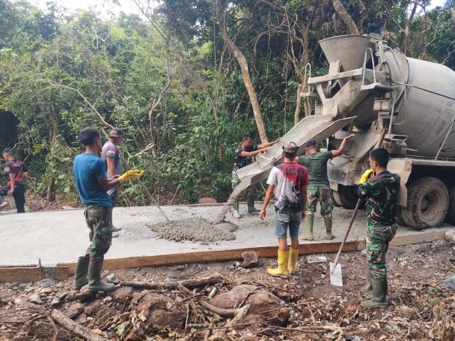 
					Foto: Personel Kodim 0112/Sabang bekerja keras menyelesaikan pekerjaan jalan TMMD di Gampong Jaboi.