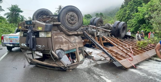 
					Foto: Truk pengangkut beras milik Bulog terhubung di Tanjaan Semen Sabang.