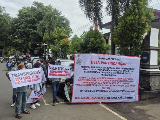 
					Polres Purwakarta Amankan Aksi Damai Gerakan Solidaritas Masyarakat Panyindangan di Pengadilan
