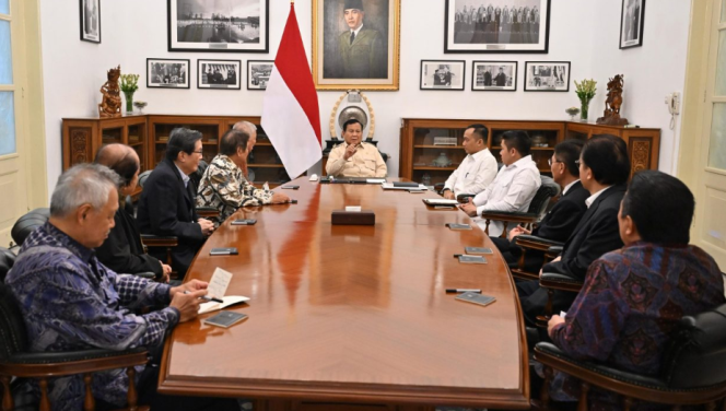 
					Ket photo: Presiden Prabowo Subianto menerima kehadiran delapan pengusaha besar di Istana Kepresidenan Jakarta pada Kamis, 6 Maret 2025. Foto: BPMI Setpres/Cahyo.