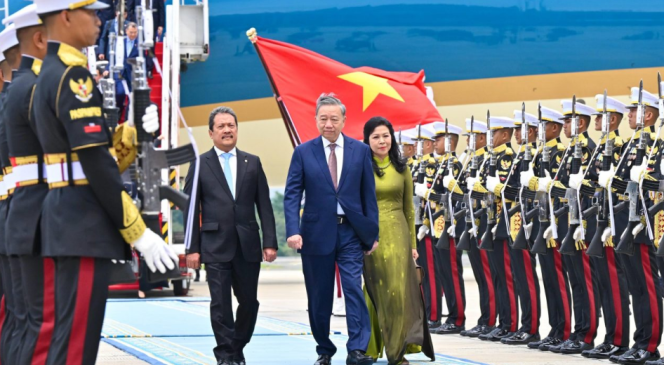 
					Ket photo: Sekretaris Jenderal Komite Sentral Partai Komunis Viet Nam (PKV), To Lam beserta Ibu Ngo Phu'o'ng Ly tiba di Pangkalan TNI AU Halim Perdanakusuma, Jakarta, pada Minggu, 9 Maret 2025 pukul 13.15 WIB. Foto: BPMI Setpres/Cahyo.