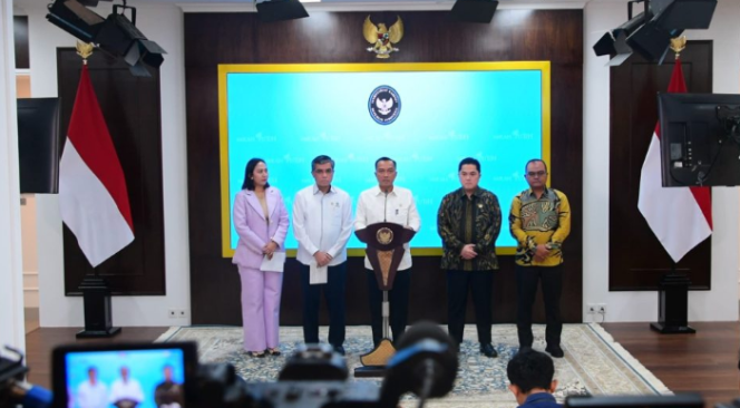 
					Ket photo: Menteri Sekretaris Negara Prasetyo Hadi beserta menteri dan pihak terkait menyampaikan keterangan pers terkait Sritex di Istana Kepresidenan Jakarta pada Senin, 3 Maret 2025. Foto: BPMI Setpres