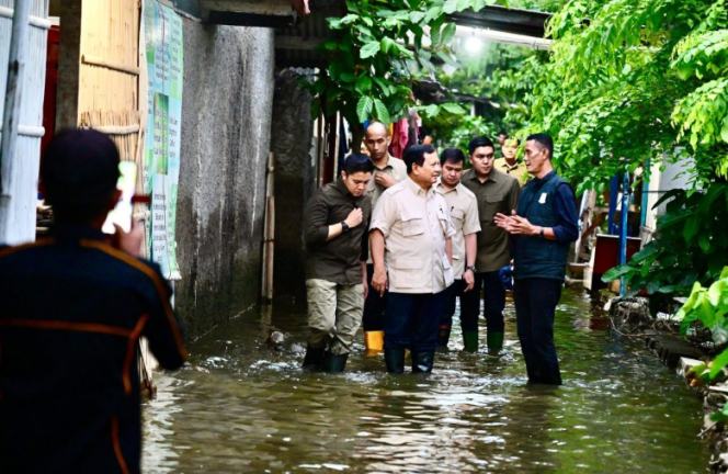 
					Ket photo: Presiden Prabowo Subianto mengunjungi masyarakat terdampak banjir di Babelan, Kabupaten Bekasi, Jawa Barat, pada Sabtu, 8 Maret 2025. Foto: BPMI Setpres/Rusman.