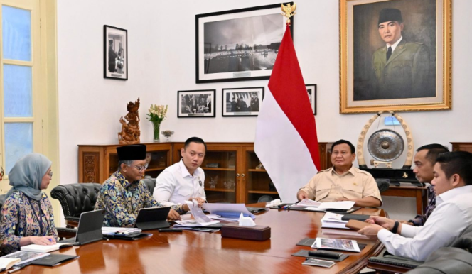 
					Ket photo: Presiden Prabowo Subianto menggelar rapat terbatas bersama sejumlah menteri kabinet Merah Putih di Istana Merdeka, Jakarta, pada Rabu, 12 Maret 2025, untuk membahas pengelolaan sampah nasional. Foto: BPMI Setpres/Cahyo