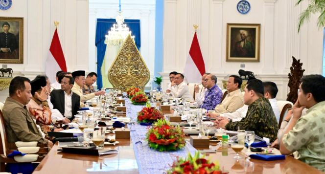 
					Ket photo: Presiden Prabowo Subianto menerima laporan dari Satgas Hilirisasi dan sejumlah kementerian terkait mengenai perkembangan investasi di sektor hilirisasi di Istana Merdeka, Jakarta, pada Selasa, 4 Maret 2025. Foto: BPMI Setpres/Rusman.