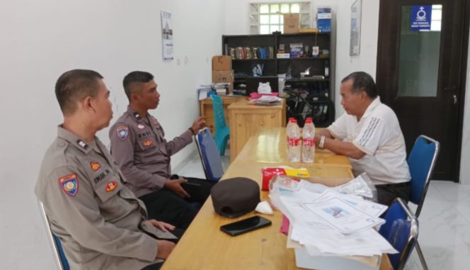 
					Foto: Personil Polres Purwakarta sambangi kantor Gereja HKBP Purwakarta, diterima Pdt. M. Hutabarat, S.Th.