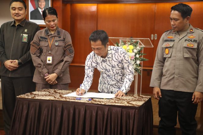 
					Foto: Bupati Purwakarta Saepul Bahri Binzein, S.Ag., saat penandatanganan kerjasama lintas lembaga, di aula Bank BJB Cabang Purwakarta, Kamis (24/04/2025). 