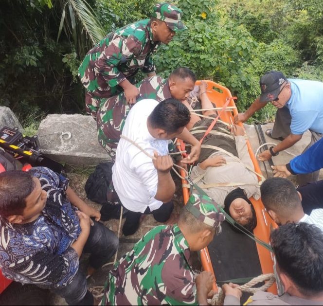
					Foto: Sejumlah petugas melakukan evakuasi korban kecelakaan tunggal mobil penumpang Toyota Avanza yang masuk jurang di Cot Ujong Murong Sabang.