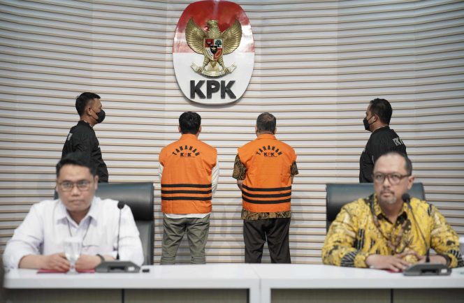 
					KPK Tahan 2 Tersangka Korupsi Terkait Perjanjian Jual-Beli Gas PT PGN Dan PT IAE
