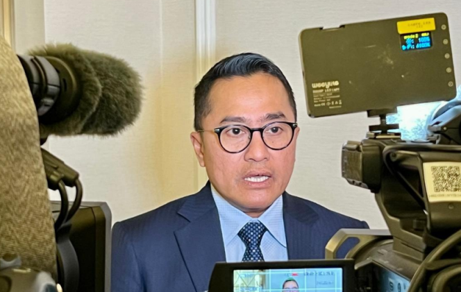 
					Ke photo: Deputi Bidang Protokol, Pers, dan Media, Sekretariat Presiden, Yusuf Permana memberikan keterangannya kepada awak media di Amman, Yordania, pada Minggu, 13 April 2025 Foto: BPMI Setpres.
