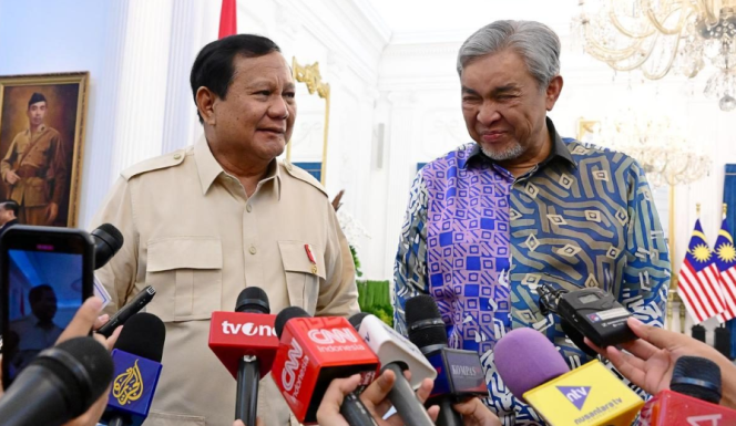 
					Foto: Presiden Prabowo beserta Wakil PM Malaysia Dato' Seri Dr. Ahmad Zahid bin Hamidi memberikan keterangan kepada awak media setelah pertemuan bilateral di Istana Merdeka, Jakarta, pada Selasa (22/04/2025). 