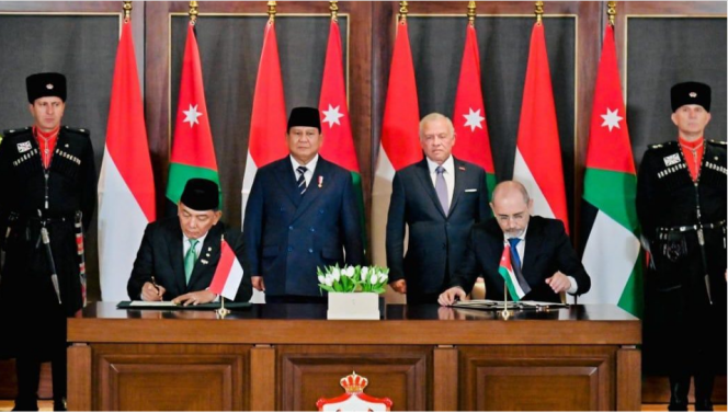 
					Ket photo: Presiden Prabowo Subianto, dan Raja Yordania, Abdullah II bin Al-Hussein, menyaksikan langsung penandatanganan empat nota kesepahaman (Memorandum of Understanding/MoU) strategis antara Indonesia dan Kerajaan Yordania Hasyimiyah di Istana Al Husseiniya, Amman, Senin, 14 April 2025. Foto: BPMI Setpres/Laily Rachev.