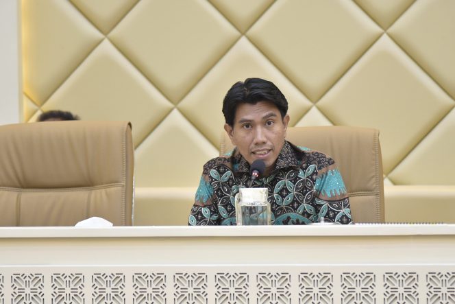 
					Ket photo: Wakil Ketua Komisi II DPR RI, Bahtra Banong, saat RDP antara Sekjen Kementerian ATR BPN dan para Dirjen, serta seluruh Kakanwil BPN seluruh Indonesia di DPR RI, Senayan, Jakarta (19/5/2025). Foto: Munchen/vel.