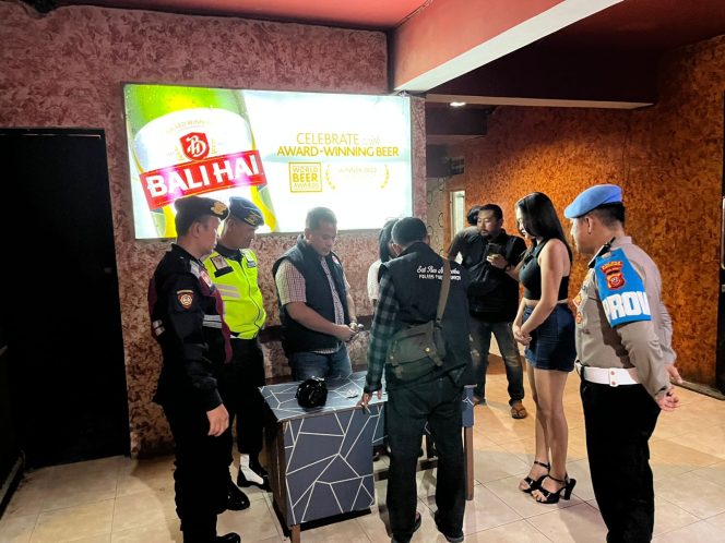 
					Polres Purwakarta Razia Tempat Hiburan Malam dan Toko Miras