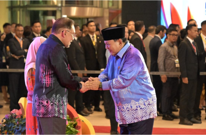 
					Ket photo: Presiden Republik Indonesia, Prabowo Subianto menghadiri gala dinner dalam rangka Konferensi Tingkat Tinggi (KTT) ke-46 ASEAN yang diselenggarakan Perdana Menteri (PM) Malaysia, Anwar Ibrahim selaku Ketua ASEAN 2025. Foto: BPMI Setpres/Kris.
