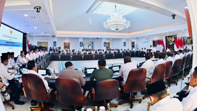 
					Ket photo: Presiden Prabowo Subianto memimpin Sidang Kabinet Paripurna di Istana Kepresidenan, Jakarta, pada Senin, 5 Mei 2025 Foto: BPMI Setpres/Laily Rachev.