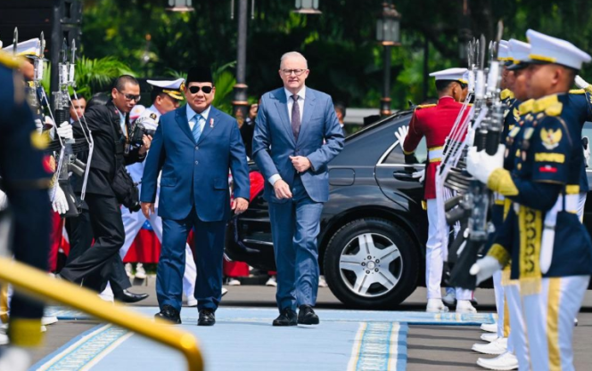 
					Ket photo: Presiden Republik Indonesia, Prabowo Subianto, menyambut langsung kedatangan PM Albanese dalam upacara penyambutan resmi yang penuh kehormatan di halaman Istana Merdeka, Jakarta, pada Kamis, 15 Mei 2025 Foto: BPMI Setpres/Laily Rachev.