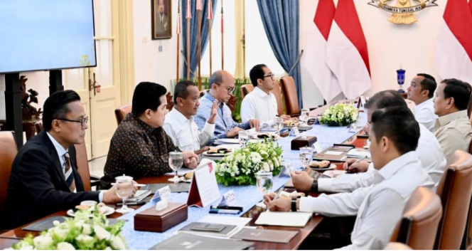 
					Ket photo: Presiden Prabowo Subianto memimpin rapat terbatas bersama sejumlah menteri Kabinet Merah Putih di Istana Merdeka, Jakarta, pada Kamis, 22 Mei 2025, membahas kelanjutan proyek hilirisasi baterai kendaraan listrik. Foto: BPMI Setpres/Cahyo.