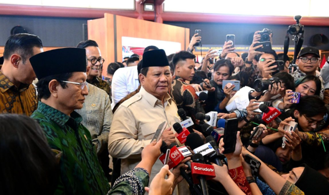 
					Ket photo: Presiden Prabowo melepas para calon jemaah haji di Terminal Khusus Haji dan Umrah 2F Bandara Soekarno-Hatta, Tangerang, Banten, pada Minggu, 4 Mei 2025 Foto: BPMI Setpres/Muchlis Jr.