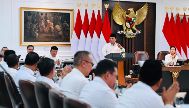 
					Ket photo: Presiden Prabowo Subianto memimpin Sidang Kabinet Paripurna di Istana Kepresidenan, Jakarta, pada Senin, 5 Mei 2025 Foto: BPMI Setpres/Laily Rachev.