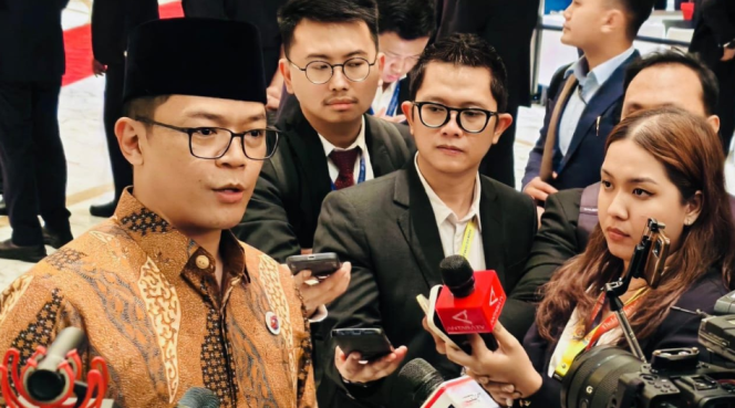 
					Ket photo: Menteri Luar Negeri Sugiono menyampaikan keterangannya kepada awak media usai mendampingi Presiden menghadiri gala dinner di Kuala Lumpur Convention Centre (KLCC), Malaysia pada Senin, 26 Mei 2025. Foto: BPMI Setpres/Laily Rachev.