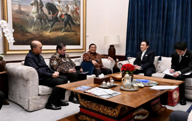 
					Ket photo: Presiden Republik Indonesia Prabowo Subianto menerima kunjungan Utusan Khusus Perdana Menteri Jepang, yang juga mantan Perdana Menteri Jepang, Fumio Kishida, beserta delegasi di kediamannya di Kertanegara, Jakarta, pada Minggu malam, 4 Mei 2025. Foto: BPMI Setpres/Cahyo.