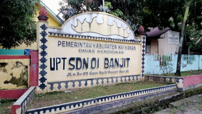 
					Diduga Kepsek SDN 01 Banjit di Way Kanan Tilap Anggaran Perawatan Sekolah