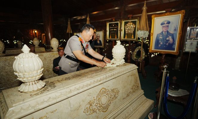 
					Rangkaian Hari Bhayangkara ke-79, Kapolri Ziarah ke Makam Presiden RI ke-2 Soeharto