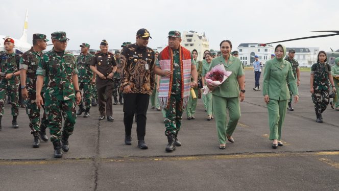 
					Kasdam I/Bukit Barisan Sambut Kedatangan Kasad Jenderal TNI Maruli Simanjuntak di Medan