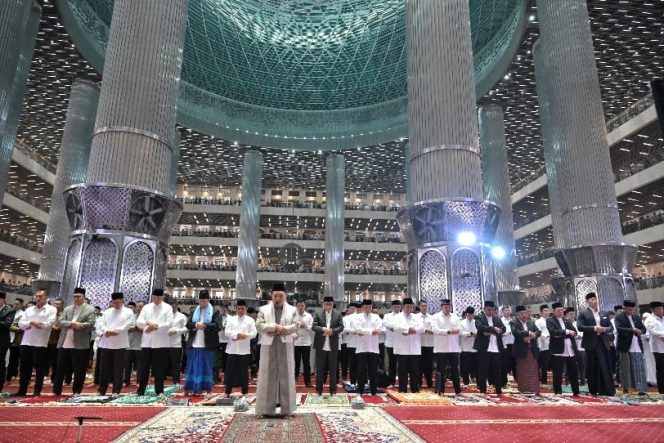 
					Panglima TNI Bersama Presiden RI Jalankan Salat Idul Adha di Masjid Istiqlal
