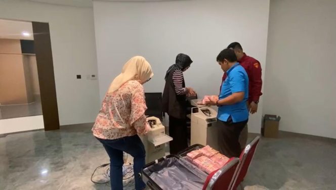 
					JAM Pidsus Sita Uang Senilai Dua Miliar Rupiah, Terkait Perkara Suap Gratifikasi PN Jakarta Pusat