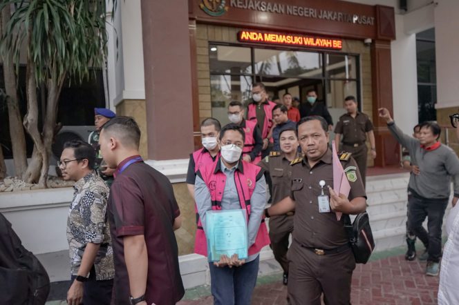 
					JAM Pidsus Serahkan Tanggungjawab 9 Tersakan dan Barang Bukti Tahap II Perkara Minyak Mentah PT Pertamina