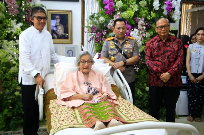 
					Kapolri Hadiri Perayaan Ulang Tahun ke-100 Ny. Meriyati Hoegeng, Simbol Kesetiaan dan Keteladanan