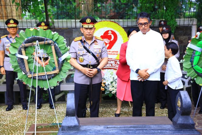 
					Peringati Hari Bhayangkara ke-79, Kapolri Ziarah ke Makam Jenderal Hoegeng: Teladani Integritas dan Pengabdian