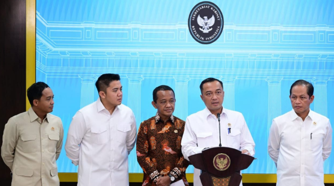
					Ket photo: Keterangan Pers oleh Menteri Sekretaris Negara Prasetyo Hadi, Menteri Energi dan Sumber Daya Mineral Bahlil Lahadalia, Menteri Kehutanan Raja Juli Antoni, Menteri Lingkungan Hidup Hanif Faisol Nurofiq, dan Sekretaris Kabinet Teddy Indra Wijaya di Kompleks Istana Kepresidenan Jakarta, pada Selasa, 10 Juni 2025 Foto: BPMI Setpres/Muchlis Jr.