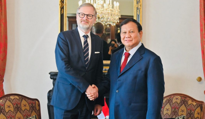 
					Ket photo: Presiden Republik Indonesia Prabowo Subianto menerima kunjungan Perdana Menteri (PM) Republik Ceko, Petr Fiala, di hotel tempat Presiden Prabowo singgah di Praha, pada Selasa, 17 Juni 2025. Foto: BPMI Setpres/Laily Rachev.