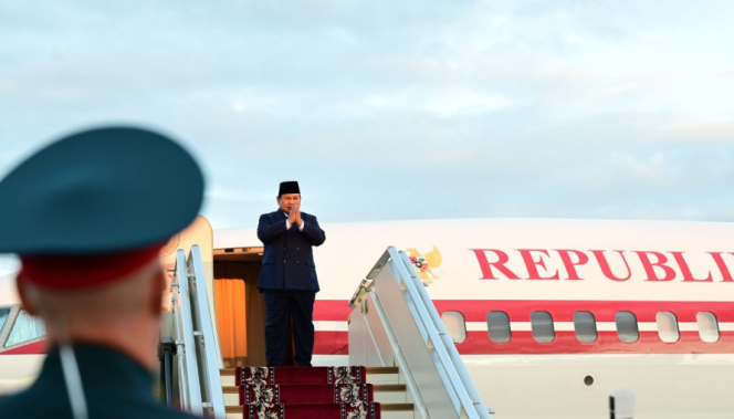 
					Ket photo: Presiden Prabowo Subianto lepas landas menuju Jakarta dari Bandara Internasional Pulkovo, St. Petersburg, Rusia, pada Jumat malam, 20 Juni 2025. Foto: BPMI Setpres/Muchlis Jr.