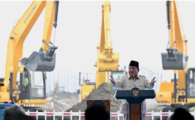 
					Ket photo: Presiden Prabowo Subianto meresmikan groundbreaking ekosistem industri baterai kendaraan listrik terintegrasi konsorsium ANTAM-IBC-CBL di Artha Industrial Hills (AIH), Kabupaten Karawang, Provinsi Jawa Barat pada Minggu, 29 Juni 2025. Foto: BPMI Setpres/Cahyo.