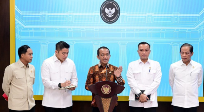 
					Ket photo: Keterangan Pers oleh Menteri Sekretaris Negara Prasetyo Hadi, Menteri Energi dan Sumber Daya Mineral Bahlil Lahadalia, Menteri Kehutanan Raja Juli Antoni, Menteri Lingkungan Hidup Hanif Faisol Nurofiq, dan Sekretaris Kabinet Teddy Indra Wijaya di Kompleks Istana Kepresidenan Jakarta, pada Selasa, 10 Juni 2025 Foto: BPMI Setpres/Muchlis Jr.