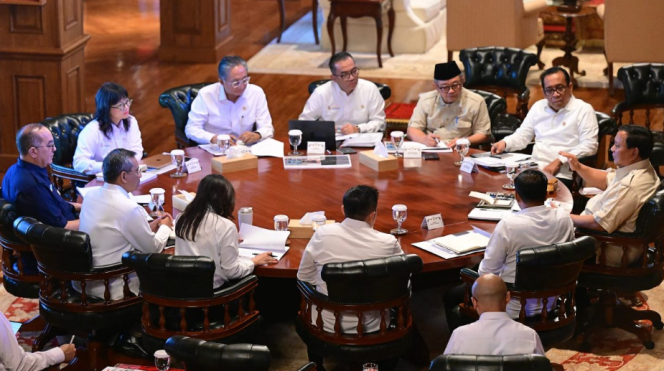 
					Ket photo: Presiden Prabowo Subianto memimpin rapat terbatas bersama jajaran Menteri Kabinet Merah Putih terkait di kediaman pribadinya di Hambalang, Kabupaten Bogor, Jawa Barat, pada Senin, 23 Juni 2025. Foto: BPMI Setpres/Muchlis Jr.