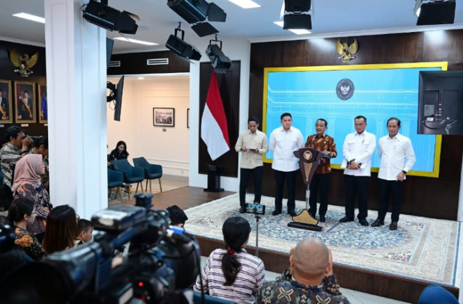 
					Ket photo: Keterangan Pers oleh Menteri Sekretaris Negara Prasetyo Hadi, Menteri Energi dan Sumber Daya Mineral Bahlil Lahadalia, Menteri Kehutanan Raja Juli Antoni, Menteri Lingkungan Hidup Hanif Faisol Nurofiq, dan Sekretaris Kabinet Teddy Indra Wijaya di Kompleks Istana Kepresidenan Jakarta, pada Selasa, 10 Juni 2025 Foto: BPMI Setpres/Muchlis Jr.