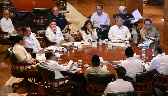 
					Ket photo: Presiden Prabowo Subianto memanggil sejumlah menteri untuk membahas tentang kesiapan penyelenggaraan Sekolah Rakyat pada Senin, 23 Juni 2025 di Hambalang, Kabupaten Bogor, Provinsi Jawa Barat Foto: BPMI Setpres/Muchlis Jr.