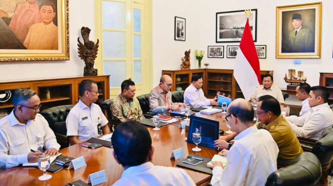 
					Ket photo: Presiden Prabowo Subianto memimpin rapat terbatas bersama sejumlah Menteri Kabinet Merah Putih di Istana Merdeka, Jakarta, pada Selasa, 10 Juni 2025. Foto: BPMI Setpres/Laily Rachev.